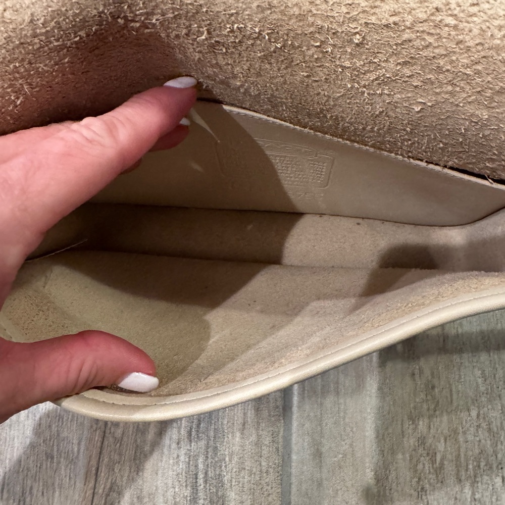 Elegant Coach Cream Shoulder Bag - Picture 7 of 14